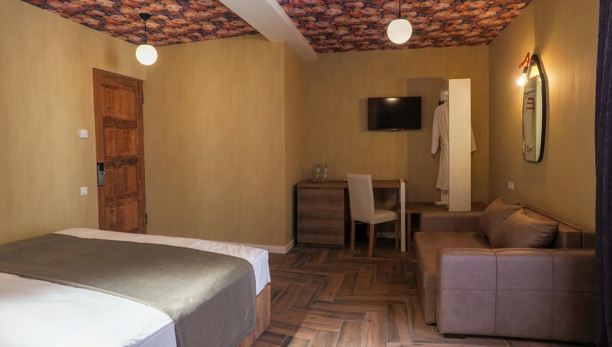 Hotel Hills In Old Tbilisi Exteriör bild