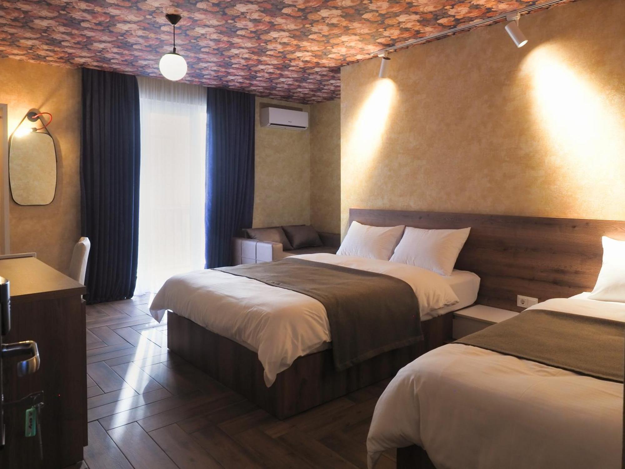 Hotel Hills In Old Tbilisi Exteriör bild